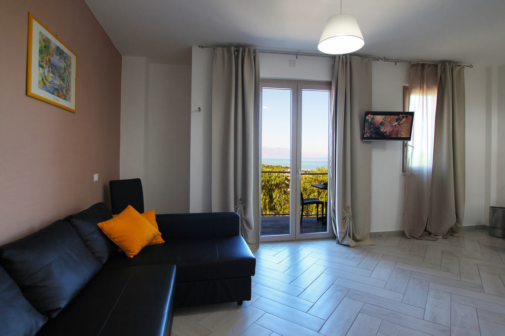 Belvedere Rent Rooms Кампофеліче-ді-Роччелла Екстер'єр фото